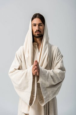 dua elleri ve başlık gri izole ayakta İsa cübbeile dindar adam 