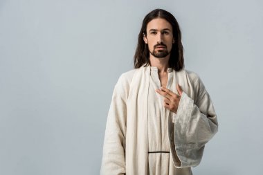 gri izole kamera bakarak göğüs üzerinde el ile yakışıklı adam 