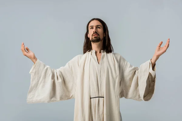 Красивий Чоловік Халаті Ісуса Витягнутими Руками Ізольовано Сірому — стокове фото