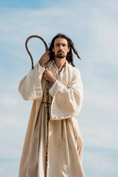 Pria Berjanggut Dalam Jubah Yesus Memegang Tongkat Kayu Melawan Langit — Stok Foto