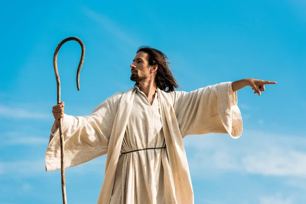 Mann Jesusgewand Hält Holzstock Der Hand Und Zeigt Mit Finger — Stockfoto