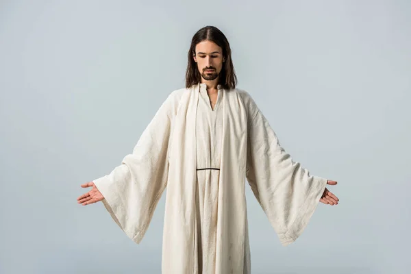 Uomo Vestaglia Gesù Piedi Con Mani Tese Isolato Grigio — Foto Stock
