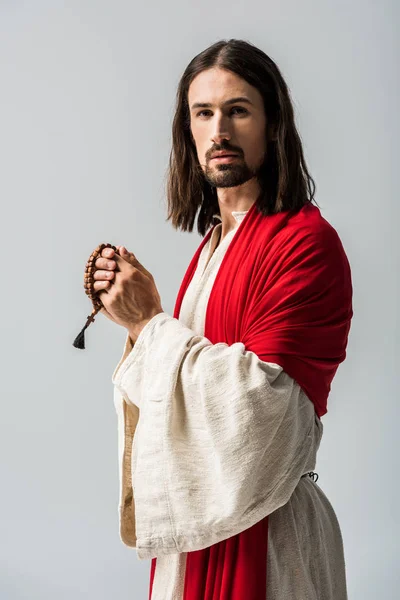 Hombre Religioso Guapo Sosteniendo Rosario Perlas Aisladas Gris — Foto de Stock