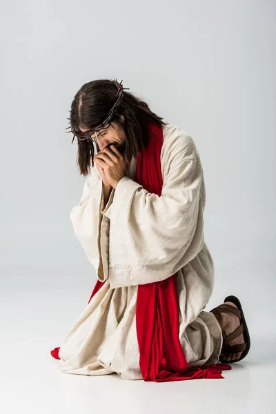 Μουσάτος Άντρας Στεφάνι Που Προσεύχεται Στα Γόνατα Γκρι — Φωτογραφία Αρχείου
