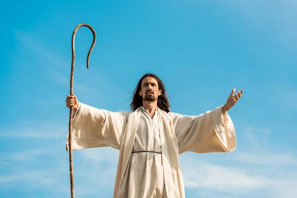 Jesús Con Las Manos Extendidas Sosteniendo Bastón Madera Contra Cielo — Foto de Stock