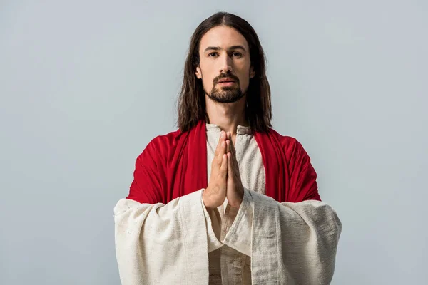 灰色の上に隔離された祈りの手で立っているあごひげの男 — ストック写真