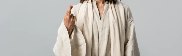 灰色で隔離された指を持つ男のパノラマショット — ストック写真