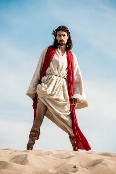 Selectieve Focus Van Bebaarde Man Staande Zand Woestijn — Stockfoto