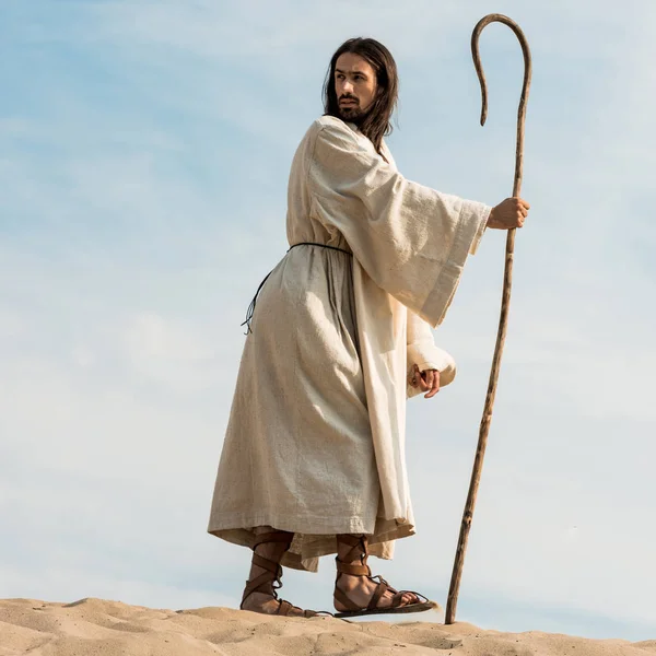 Low Angle View Man Walking Wooden Cane Desert — Stock Photo, Image