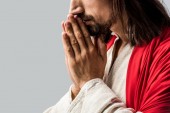 ostříhané zobrazení vousatého muže, který se modlil izolovaně na šedé