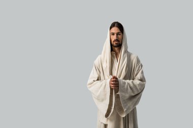 gri izole elleri ile ayakta kapüşonlu yakışıklı adam