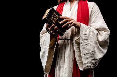 siyah izole kutsal İncil harfleri ile kitap tutan adam kırpılmış görünümü 