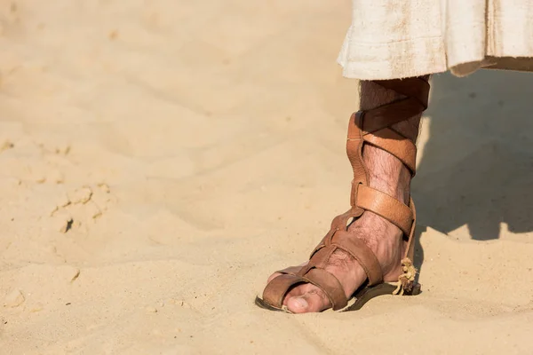 Jesus Steht Auf Welligem Sand Der Wüste — Stockfoto