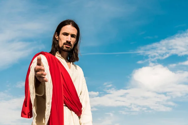 Selektivní Ohnisko Ježíše Gestikulovat Proti Modré Obloze Mraky — Stock fotografie