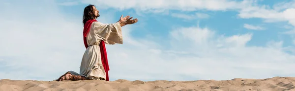 Tiro Panorâmico Jesus Orando Joelhos Deserto Contra Céu — Fotografia de Stock