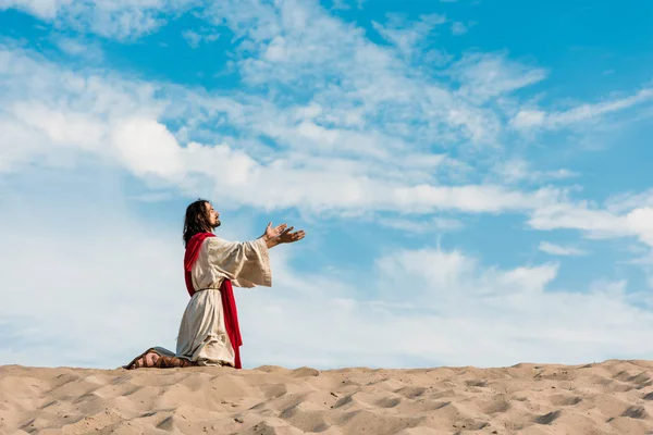 Jesús Rezando Rodillas Desierto Contra Cielo — Foto de Stock