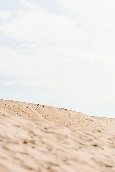 砂漠の雲と空に対する波状と黄金の砂の選択的な焦点 — ストック写真
