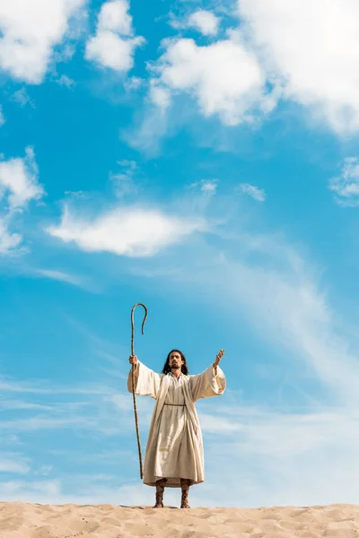 Bonito Barbudo Homem Segurando Madeira Cana Standingin Deserto Contra Céu — Fotografia de Stock