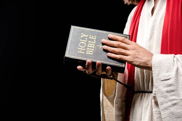 Vue Recadrée Tenir Bible Sainte Isolée Sur Noir — Photo