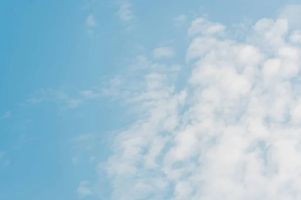 白いふわふわの雲とコピースペースを持つ青空 — ストック写真