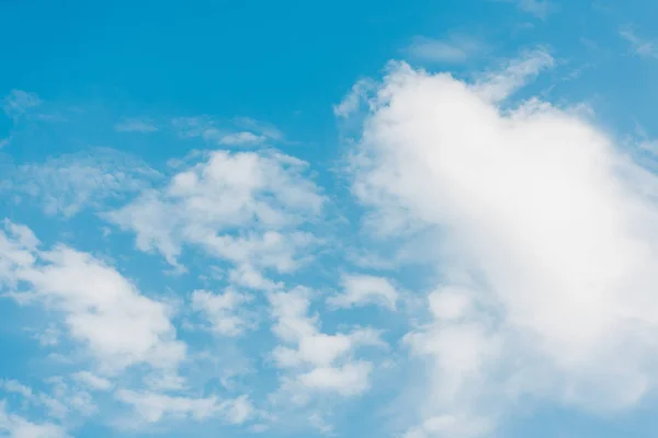 Ciel Bleu Avec Nuages Duveteux Espace Copie — Photo