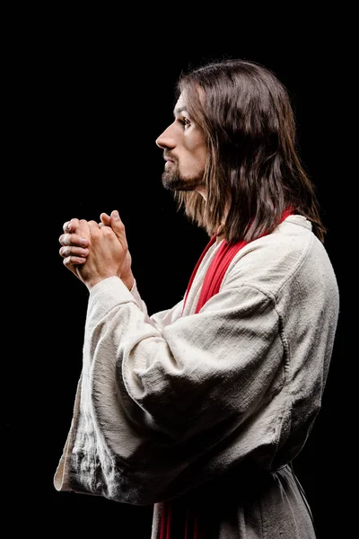 留胡子男子祈祷侧视图与紧握的手隔离在灰色 — 图库照片
