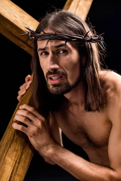 siyah izole ahşap haç tutan sivri ile çelenk gömleksiz adam 