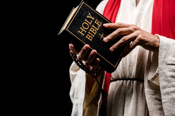 Обрезанный Вид Религиозного Человека Держащего Книгу Священными Библейскими Буквами Изолированными — стоковое фото