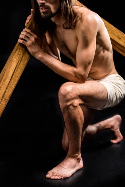 Vista Cortada Homem Sem Camisa Segurando Cruz Preto — Fotografia de Stock