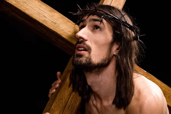 Širý Člověk Věnec Držící Kříž Izolovaně Černém — Stock fotografie