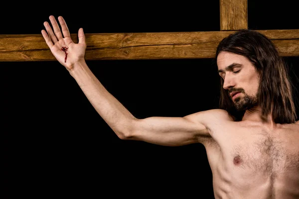 イエスは黒で隔離された木製の十字架に十字架につけられた — ストック写真