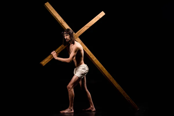 Ημίγυμνος Ιησούς Στεφάνι Κρατώντας Ξύλινο Σταυρό Και Στέκεται Στο Μαύρο — Φωτογραφία Αρχείου