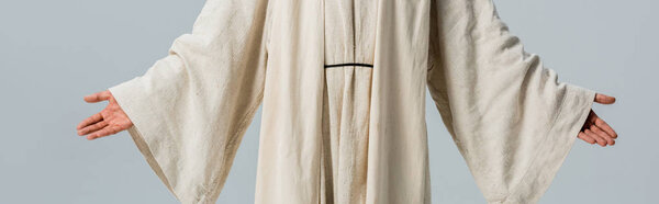 панорамный снимок человека в халате Иисуса с протянутыми руками, изолированными на сером
 