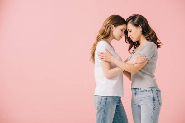 pembe izole sarılma t-shirt çekici kadınların yan görünümü