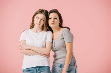 pembe izole onu üzgün arkadaşı sarılma çekici kadın