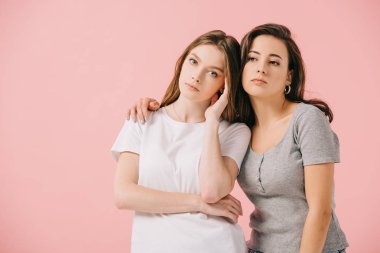 pembe izole onu üzgün arkadaşı sarılma çekici kadın