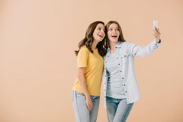 Amigos Atraentes Sorridentes Tomando Selfie Isolado Bege — Fotografia de Stock