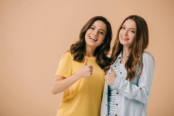 Amigos Atractivos Sonrientes Mostrando Pulgares Hacia Arriba Aislados Beige —  Fotos de Stock