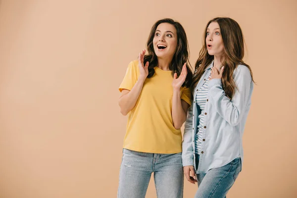 Amigos Atractivos Sonrientes Mirando Hacia Otro Lado Aislados Beige —  Fotos de Stock