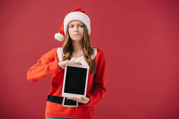 Mulher Atraente Santa Chapéu Suéter Segurando Tablet Digital Isolado Vermelho — Fotografia de Stock