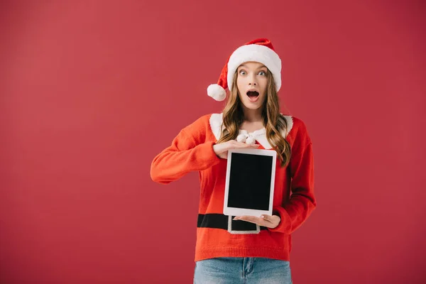 Mulher Atraente Santa Chapéu Suéter Segurando Tablet Digital Isolado Vermelho — Fotografia de Stock