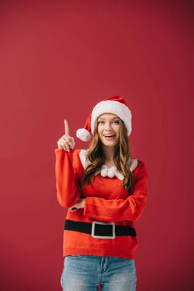 Attraktive Frau Weihnachtsmütze Und Pullover Mit Ideengeste Auf Rotem Hintergrund — Stockfoto