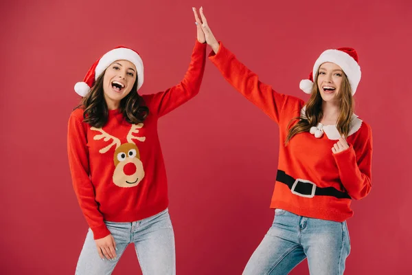 Mujeres Atractivas Sonrientes Suéteres Sombreros Santa Dando Alta Cinco Aislados — Foto de Stock