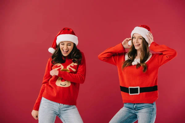 Attraktive Und Lächelnde Frauen Pullovern Und Weihnachtsmützen Die Vereinzelt Auf — Stockfoto