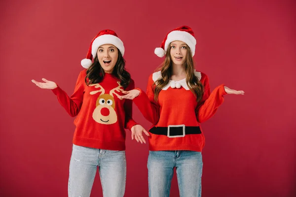 Mulheres Atraentes Chocadas Suéteres Chapéus Papai Noel Com Mãos Estendidas — Fotografia de Stock
