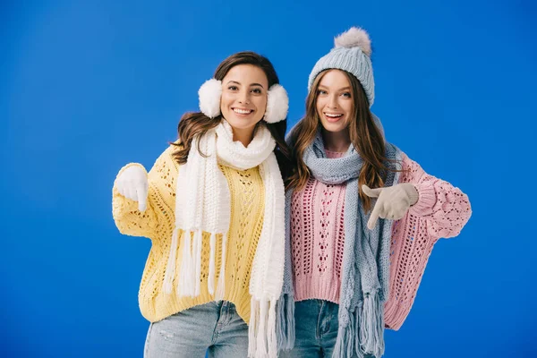 Mujeres Atractivas Sonrientes Suéteres Bufandas Apuntando Con Los Dedos Mirando — Foto de Stock