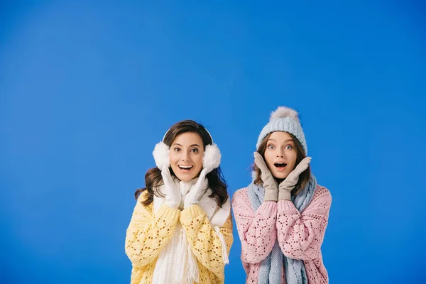 Mulheres Atraentes Chocadas Suéteres Lenços Olhando Para Câmera Isolada Azul — Fotografia de Stock