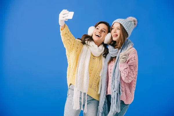 Mulheres Atraentes Sorridentes Camisolas Lenços Tomando Selfie Mostrando Sinal Vitória — Fotografia de Stock