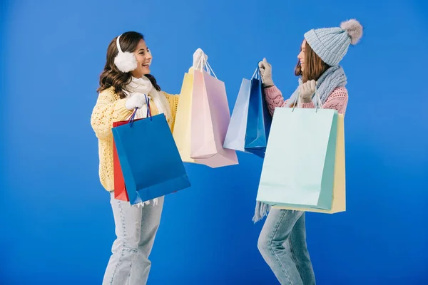 Mujeres Atractivas Sonrientes Suéteres Bufandas Con Bolsas Aisladas Azul — Foto de Stock