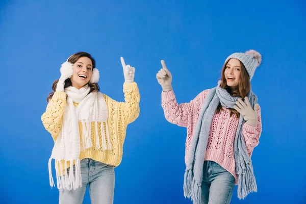 Mujeres Atractivas Sonrientes Suéteres Bufandas Que Señalan Con Los Dedos — Foto de Stock